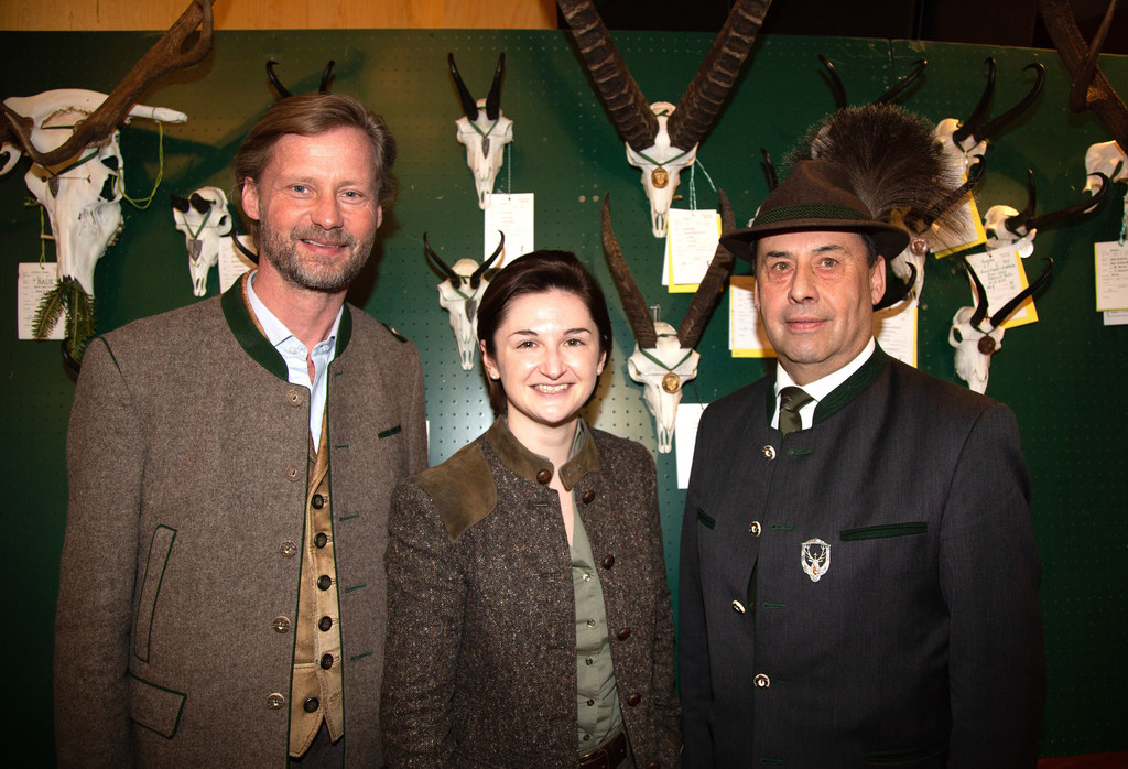 LH-Stv. Marlene Svazek, Landesjägermeister Max Mayr Melnhof sowie der Pongauer Bezirksjägermeister Johann Sulzberger beim Bezirksjägertag am Samstag in St. Johann.